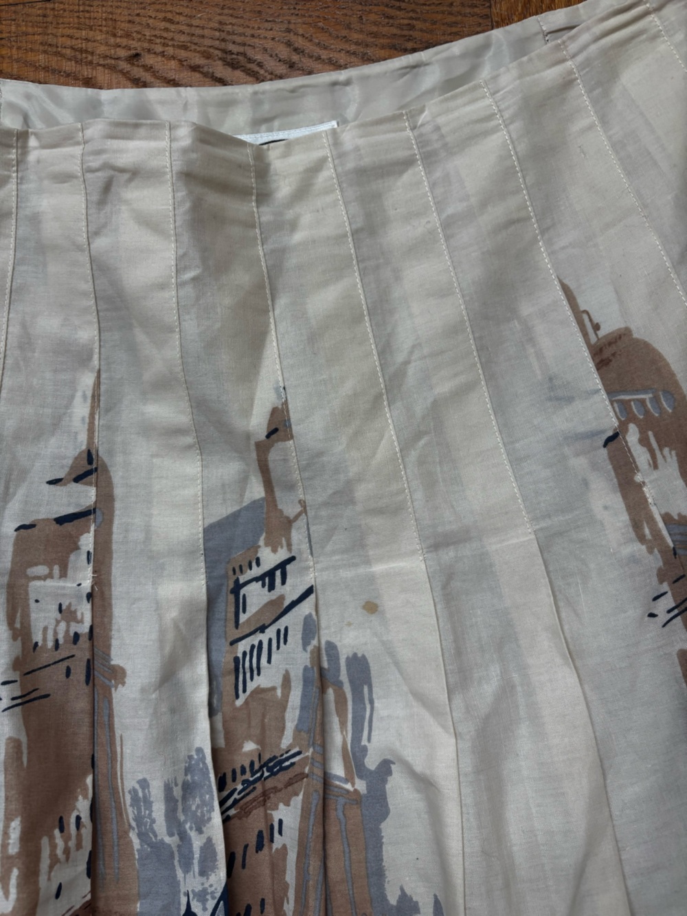 Pleated Midi Skirt With Cityscape Print - Picture 6 of 6